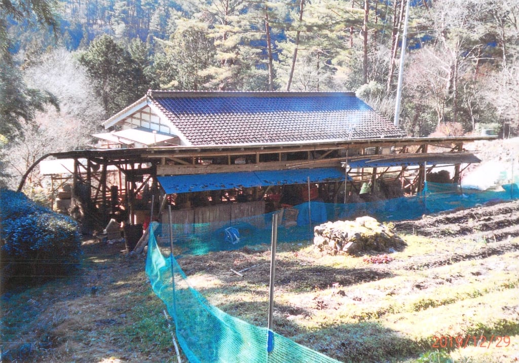 小掠農園：山あいに建つ小掠農園の鶏舎