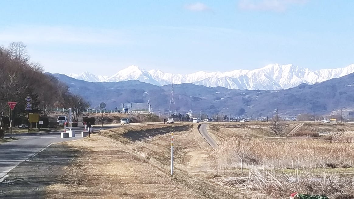 大地の卵：雪をいただく山々と田畑の風景